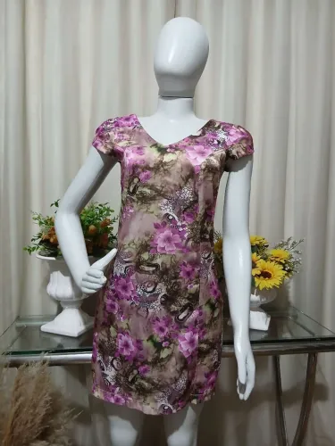 Vestido Floral Curto, manga japonesa, decote em V e zíper traseiro. <br>?Tam P<br>?35,00