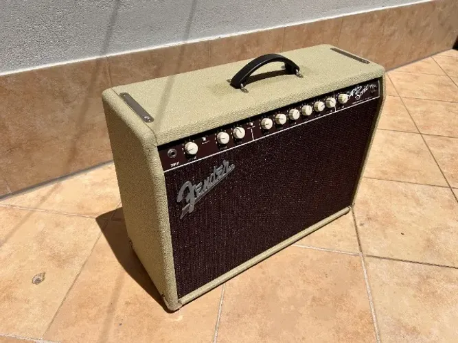 Fender Super-Sonic 22 - Amplificador Valvulado (Combo) 1x12? (22W) 