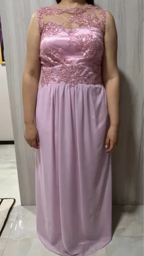 Vestido de festa longo rosa com renda. Imperdível!