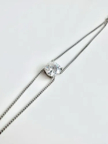Pulseira prateada com pedra brilhante