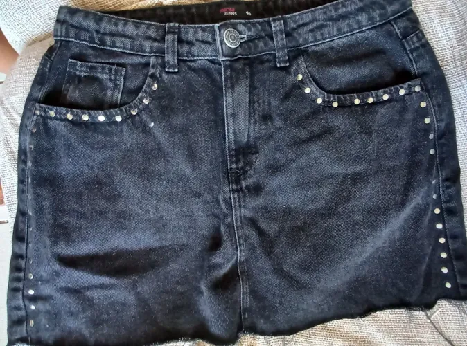 Saia Jeans Preta com Detalhes