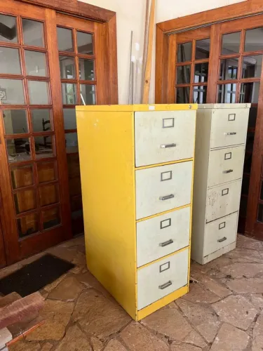 Armario de aço vintage amarelo e cinza