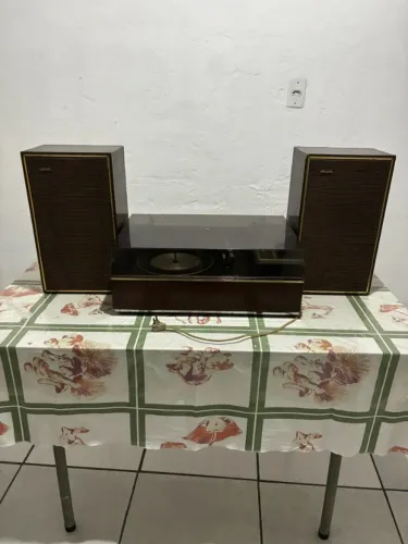 Toca-discos Philips antigo