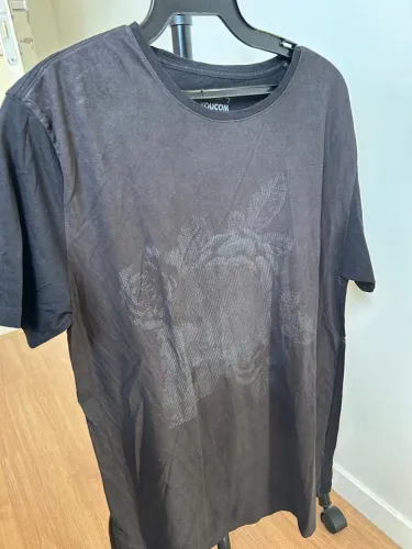 Camiseta Volcom Preta com Estampa Floral