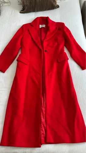 Sobretudo vermelho Zara Studio coleção especial
