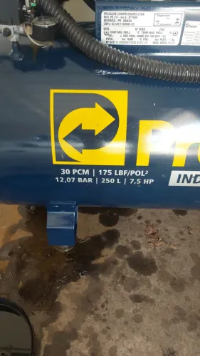 Vendo compressor de 30 pés semi novo 