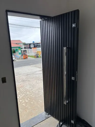 Porta pivotante de alto padrão em lambril liso ou ripado feita sob medida veja a descrição
