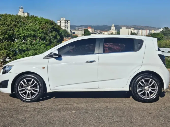 SONIC 2012 BRANCO LTZ - AUTOMÁTICO, BANCOS DE COURO E CÂMERA DE RÉ