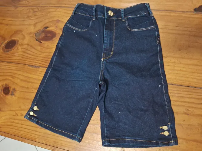 Bermuda Ciclista Feminina em jeans azul