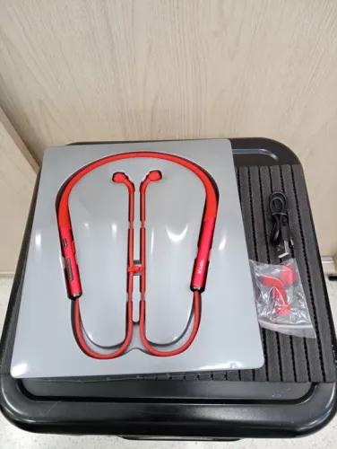 Fones de Ouvido Bluetooth vermelho 