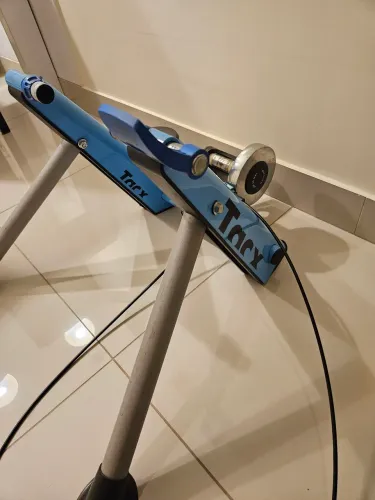 Rolo de treino indolor TACX magnético com comando de carga no guidao