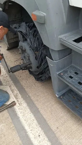 Serviço de troca de pneus de caminhão , vans, ônibus e utilitários  