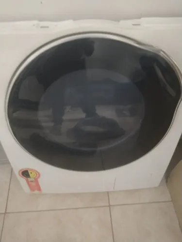 Parte frontal com a porta da lavaseca Samsung wd 90j