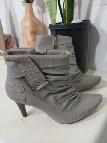 Bota cano curto cinza feminina de salto alto. MARCA RAMARIM