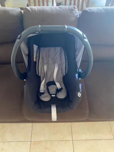 Vende-se bebê conforto tutti baby. 