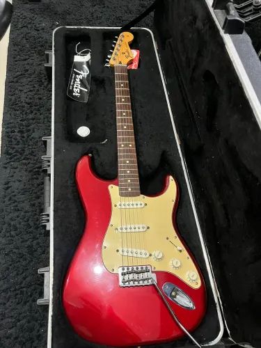 Guitarra Fender MIM (Sem case) 
