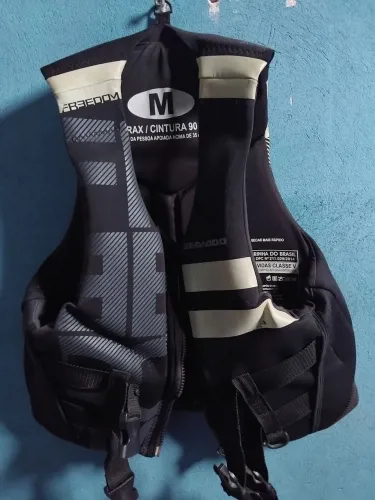 Vendo colete salva vidas de jet-ski valo 300 reais mais e negociável.