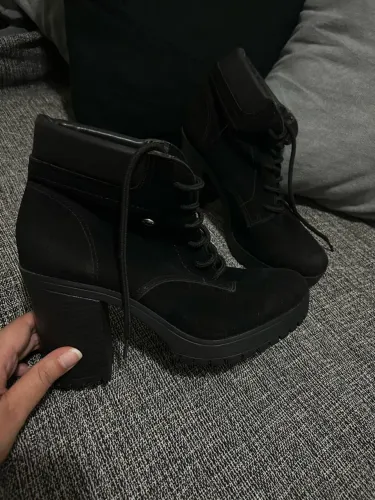 Bota Via Marte Preta de Veludo com Salto Grosso