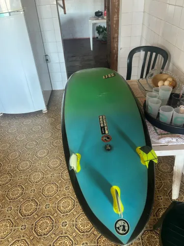 Vendo prancha udo Bastos de epóxi com quilha deck e cordinha 