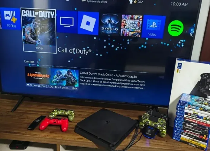 PlayStation 4 Slim 1TB + 16 Jogos Físicos + 4 Controles