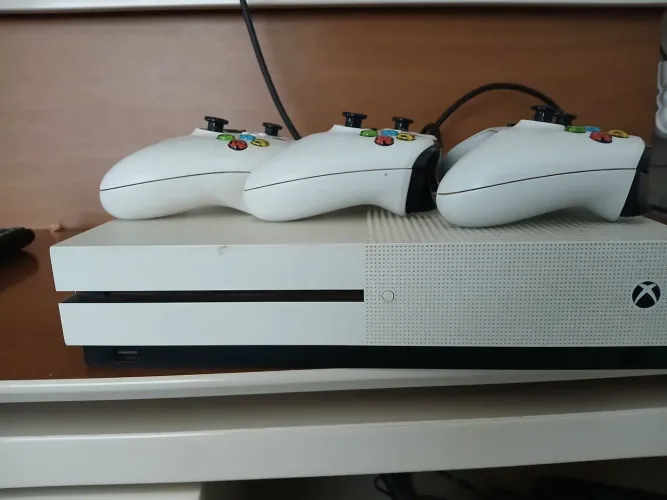 Xbox one S 1tb e controles