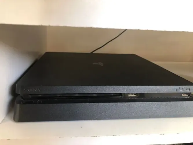 Vídeo Game PS4 + 2 Controles com Suporte