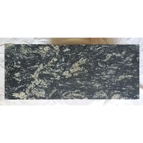 Tampo para mesa pequena de granito preto e branco. 60 cm x 23 cm x 2 cm. SEM A BASE.