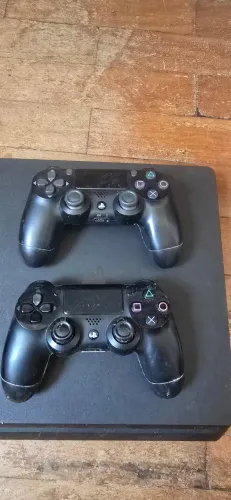 Play Station 4 + 2 controles + 3 jogos