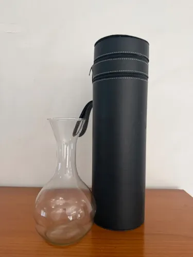 Decanter de vinho de vidro com estojo preto para transporte da garrafa