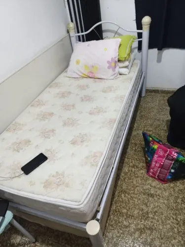 Cama com colchão solteiro