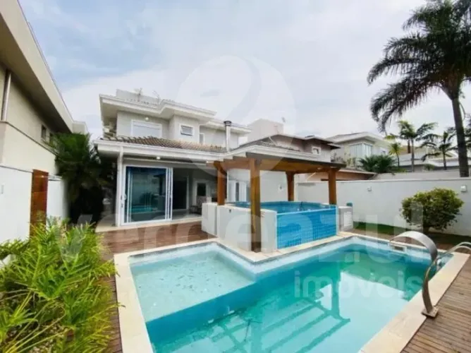 Sobrado com 3 suítes, sala de tv e com piscina no Swiss Park Campinas.