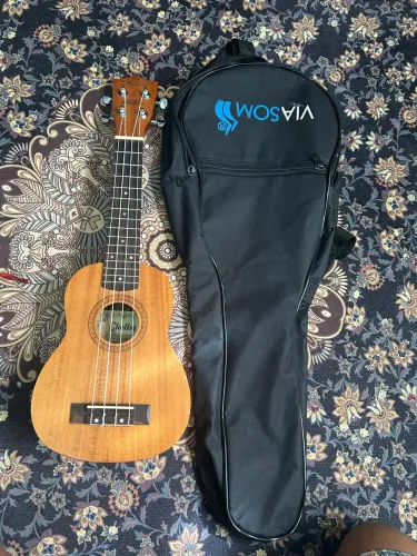 Ukulele em mogno modelo SU21M acompanha capa de proteção