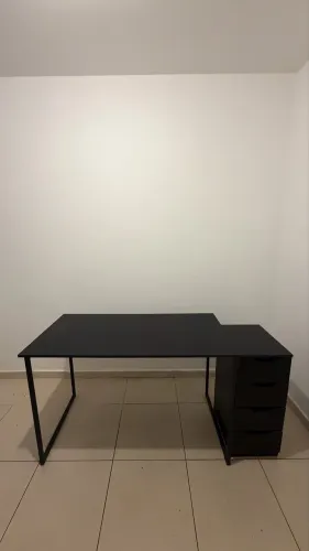 Mesa de escritório com nicho
