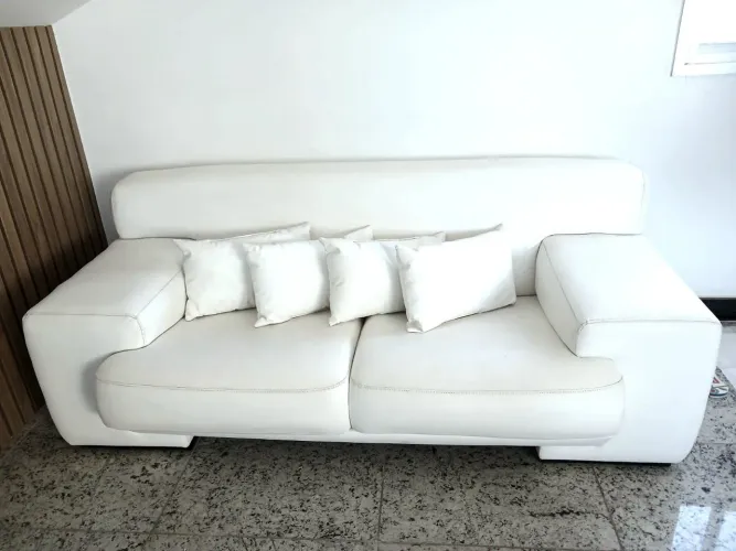 Lindo sofá branco de couro muito conservado