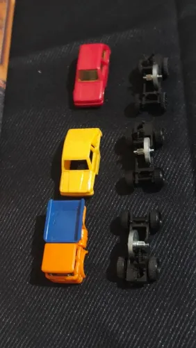 Coleção de Miniaturas Kinder Ovo com Modelos de Fricção