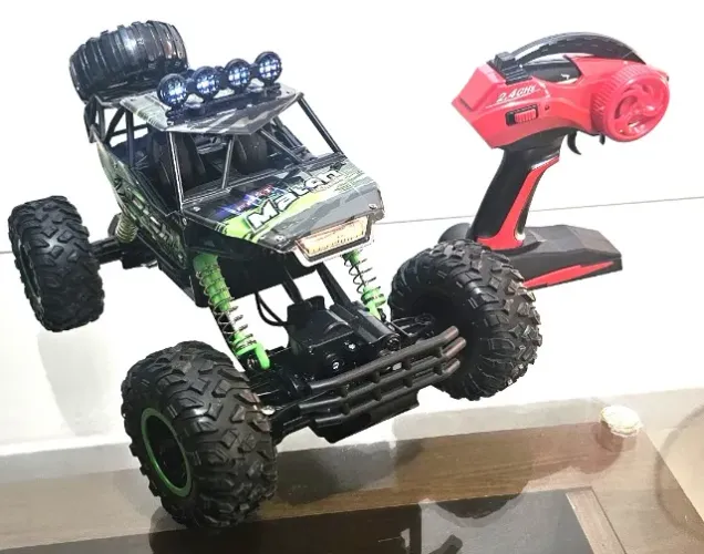 Carrinho De Controle Remoto Recarregável Jeep 37cm Grande Suspensão Pneus de Borracha 