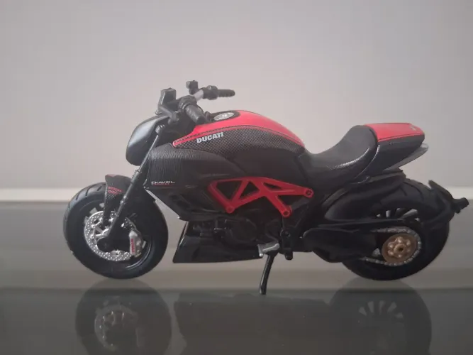 Miniatura Moto Maisto Ducati Diavel Carbon - Escala: 1/18