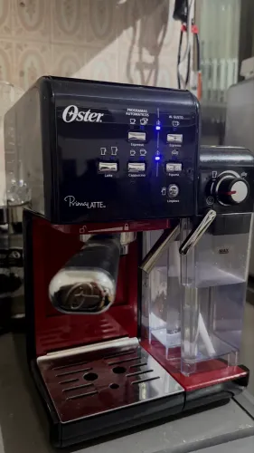 Cafeteira Oster Primalatte vermelha 220v