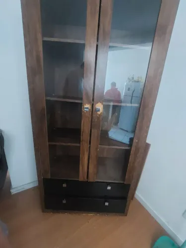 Cristaleira de madeira com portas de vidro