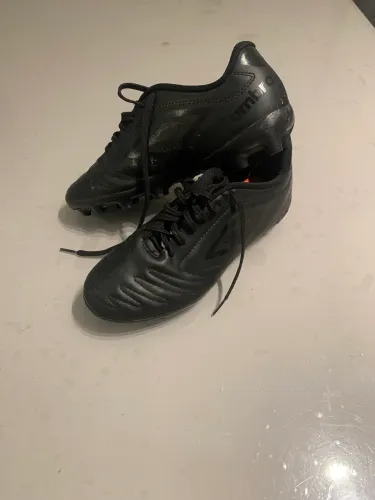 Chuteira de campo da Umbro tamanho 38