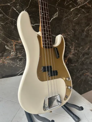 Contra baixo Fender Precision Bass