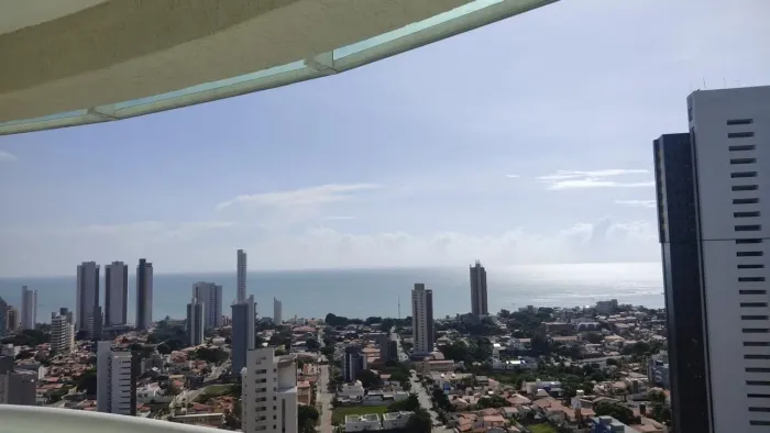 Apartamento com vista para o mar e amplamente mobiliado.