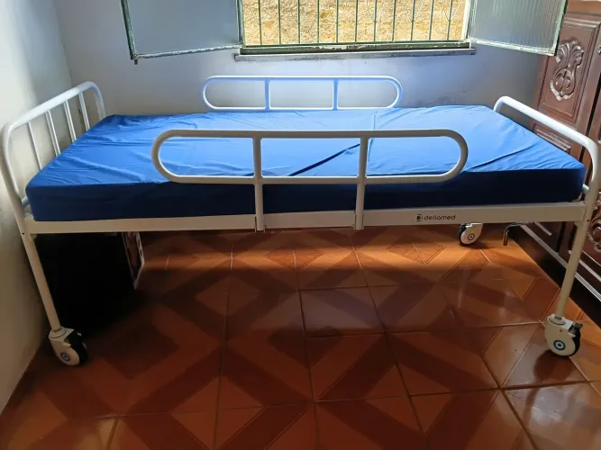 Vendo uma cama hospitalar,  cadeira roda