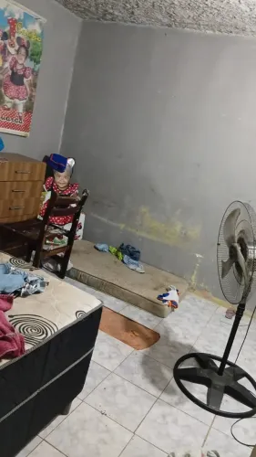 Casa com 3 quartos 1 em obra, sala cozinha ,banheiro e quintal 