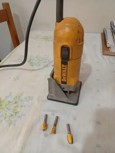 Ferramenta - Tupia manual Dewalt com fresas