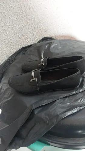 Vendo 2 pares de macassim um preto um dourado