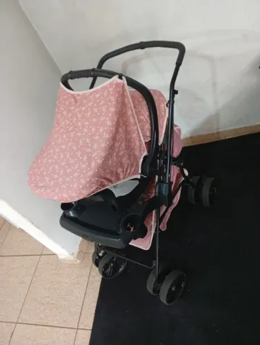 Carrinho de bebê com bebê conforto