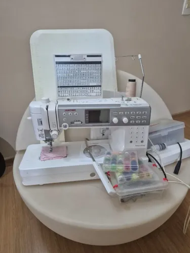 Maquina de Costura reta branca portátil Janome MC6700P