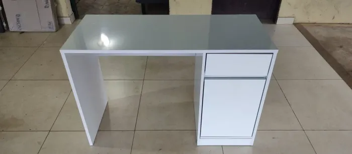 Mesa Escrivaninha com gaveta e uma porta novinhas montadas já!!!