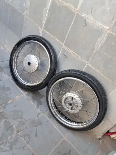 Rodas raiada Original Honda com pneus.